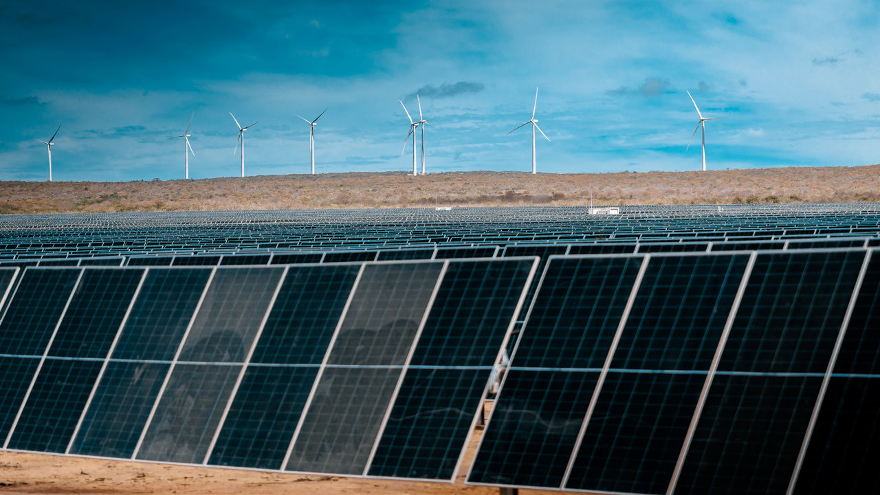 Complexo eólico no pôr do sol 