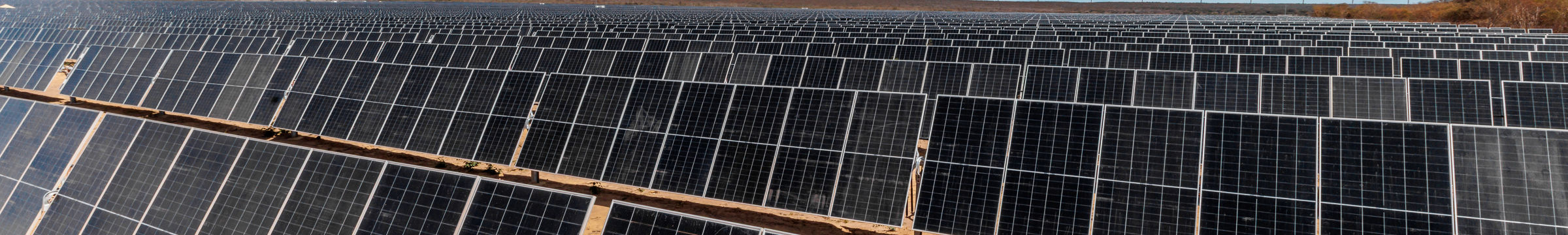 Placas solares do parque Solar Morro do Cruzeiro, Bahia