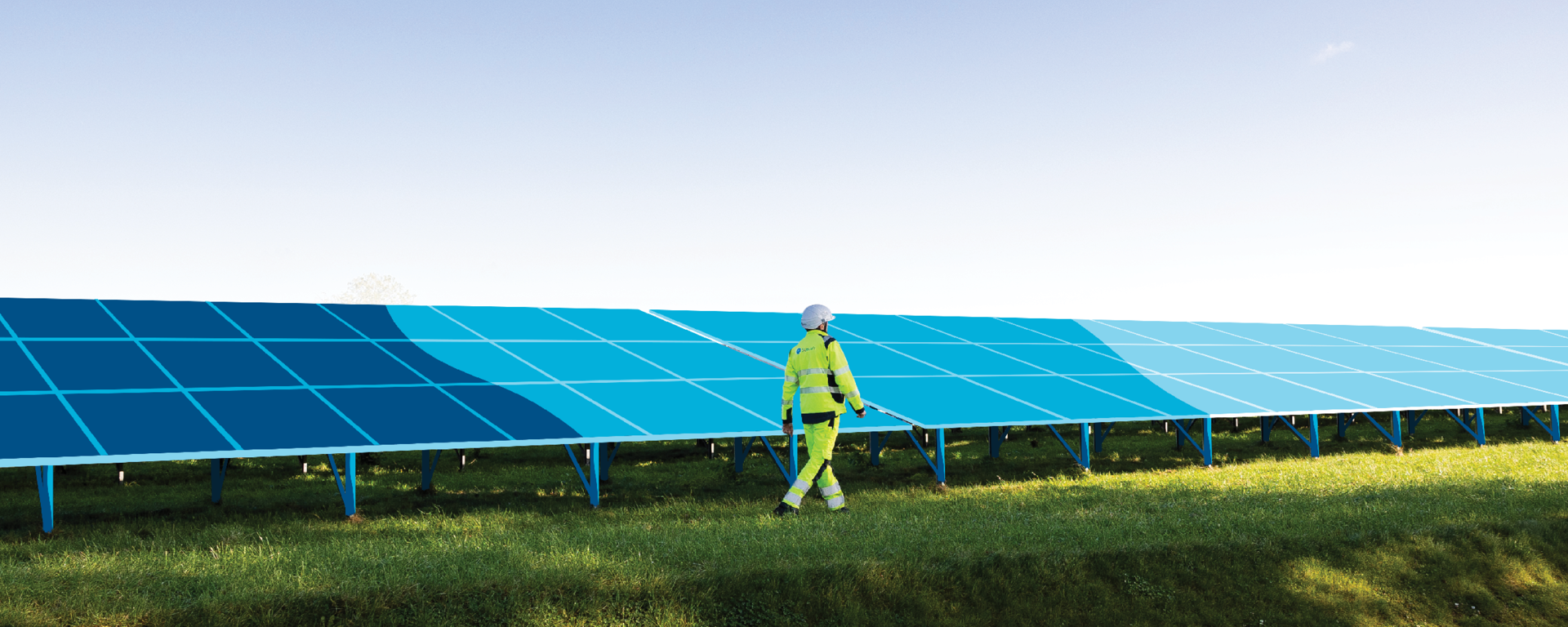 Homem andando ao lado de uma placa fotovoltaica