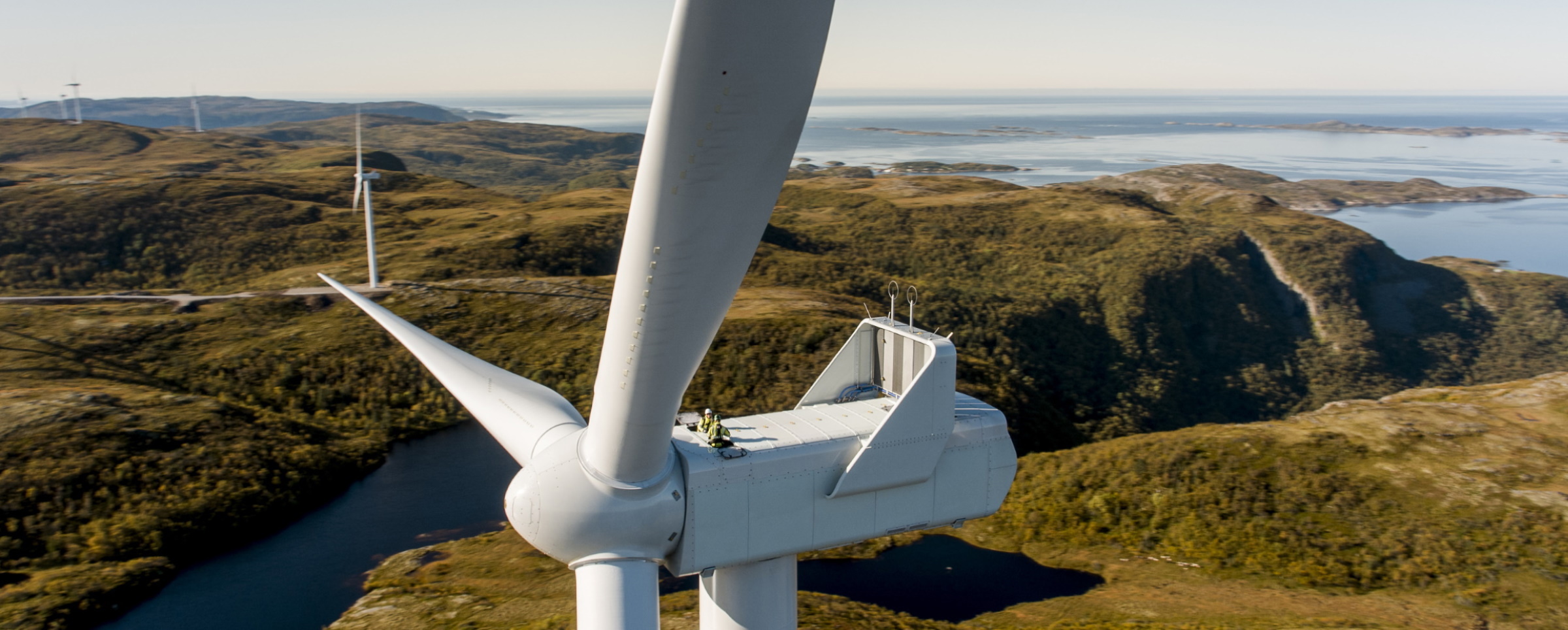 Funcionário de Statkraft sorridente com capacete